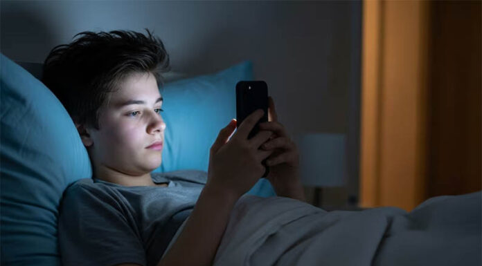 El uso adictivo de pantallas es más perjudicial para la salud mental adolescente que el tiempo de exposición