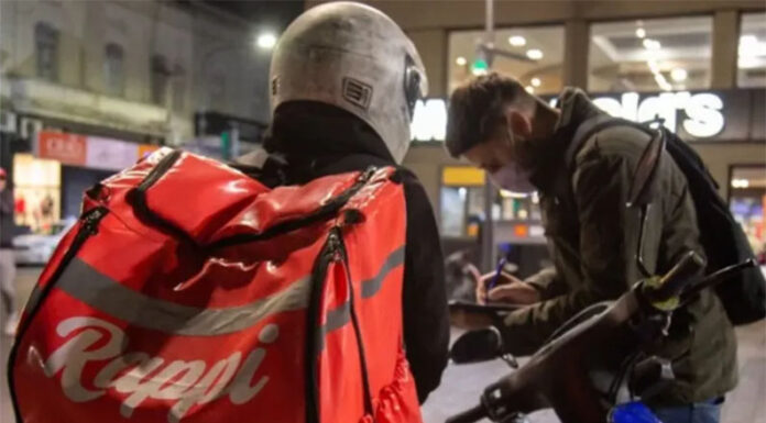 El mito de que el trabajo en plataformas equivale a ser “tu propio jefe”: el 75% padece el pluriempleo