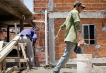 Tener trabajo no alcanza: la informalidad supera el 43% y empuja a la pobreza