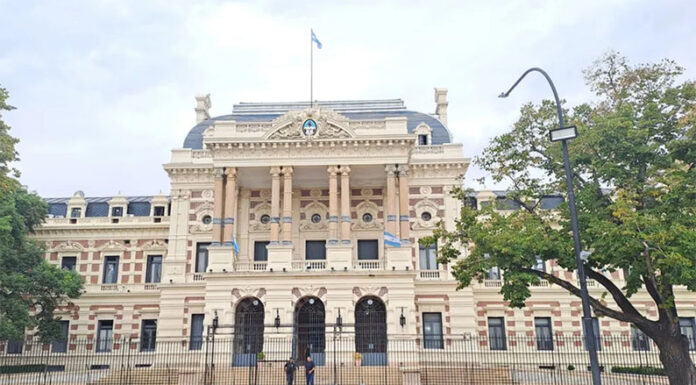 Cómo quedaron los sueldos de estatales y docentes tras el acuerdo paritario con la Provincia