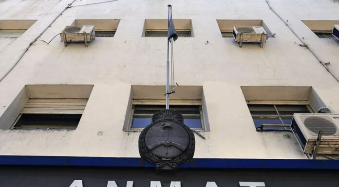 La Anmat prohibió brillos y lápices labiales infantiles y tratamientos capilares