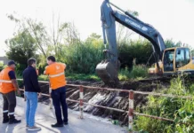 En Zárate en operativo conjunto de limpieza y zanjeo buscan mejorar el drenaje en barrios cercanos a las vías