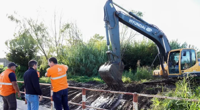 En Zárate en operativo conjunto de limpieza y zanjeo buscan mejorar el drenaje en barrios cercanos a las vías