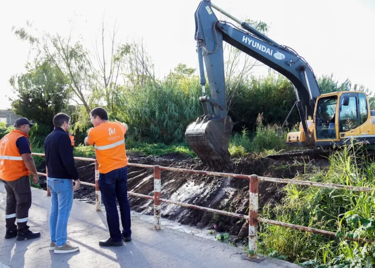 En Zárate en operativo conjunto de limpieza y zanjeo buscan mejorar el drenaje en barrios cercanos a las vías