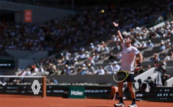 Batacazo argentino en Roland Garros: Juan Manuel Cerúndolo aprovechó los problemas de Jannik Sinner y eliminó al 1° del mundo