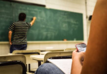 Pantallas y aprendizaje: qué dice un especialista sobre el impacto real del uso del celular en la escuela