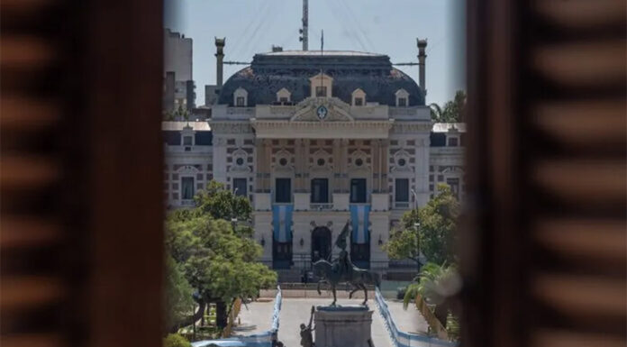 La Provincia recibe a estatales y docentes para cerrar un nuevo aumento salarial