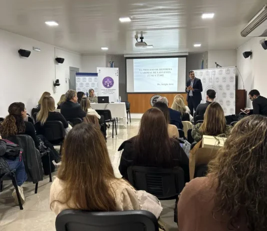Zárate también participó de una jornada de actualización sobre la Ley de Modernización Laboral en el CAZC