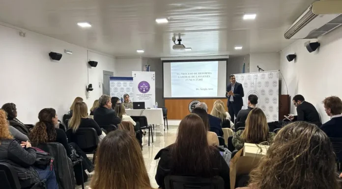 Zárate también participó de una jornada de actualización sobre la Ley de Modernización Laboral en el CAZC
