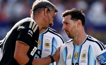 El árbitro que dirigió la final del Mundial entre Argentina y España anunció su retiro del fútbol: el premio que recibió