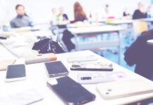 El 10% de los colegios privados ya limitan o prohíben el uso de celulares