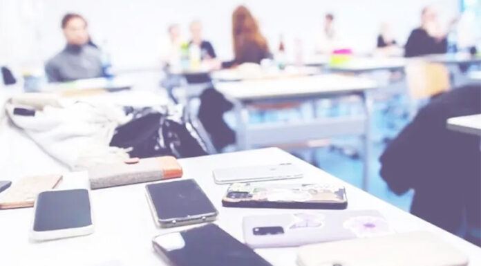 El 10% de los colegios privados ya limitan o prohíben el uso de celulares