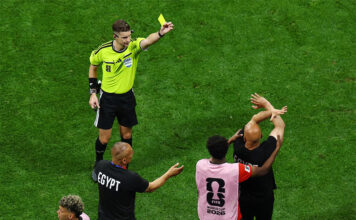 Qué significa el gesto que le hizo el técnico de Egipto al árbitro durante la derrota ante Argentina en el Mundial 2026