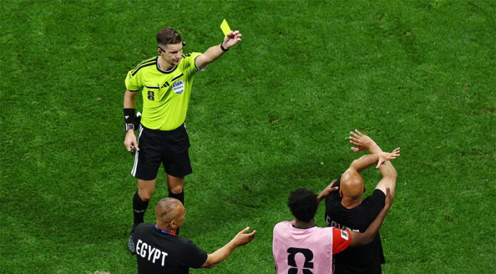 Qué significa el gesto que le hizo el técnico de Egipto al árbitro durante la derrota ante Argentina en el Mundial 2026