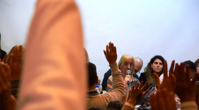 Docentes y estatales aceptaron la oferta salarial de 7% en dos tramos