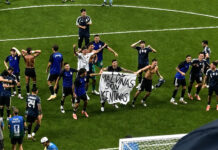 La bandera que mostraron los jugadores tras el triunfo ante Inglaterra: “Las Malvinas son argentinas”