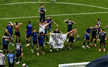 La bandera que mostraron los jugadores tras el triunfo ante Inglaterra: “Las Malvinas son argentinas”