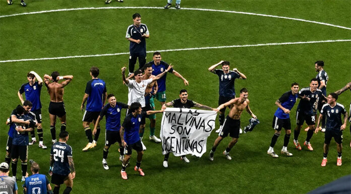 La bandera que mostraron los jugadores tras el triunfo ante Inglaterra: “Las Malvinas son argentinas”