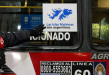 El Gobierno desmintió haber ordenado a las empresas que quiten los stickers de Malvinas de los colectivos