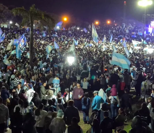 Zárate festejó en el Parque Urbano la épica remontada de Argentina ante Inglaterra rumbo a la final del domingo