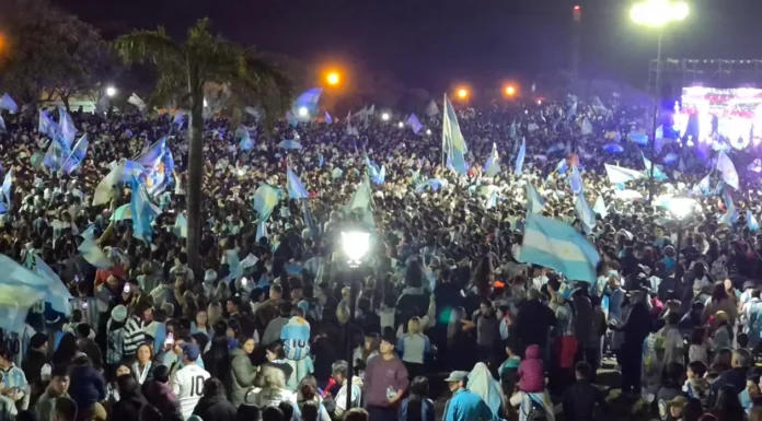 Zárate festejó en el Parque Urbano la épica remontada de Argentina ante Inglaterra rumbo a la final del domingo