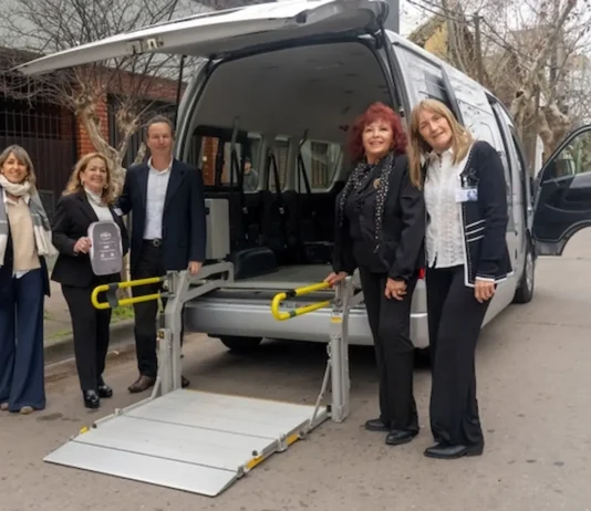 En Zárate, Toyota Argentina donó una Hiace adaptada a CERELIZA para facilitar el traslado de sus pacientes