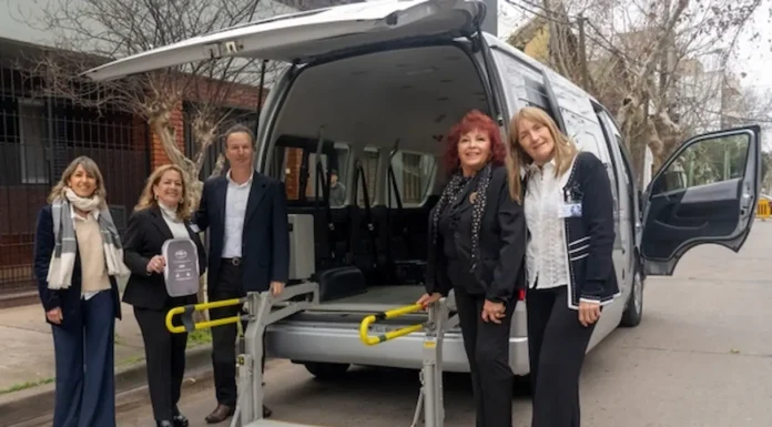 En Zárate, Toyota Argentina donó una Hiace adaptada a CERELIZA para facilitar el traslado de sus pacientes