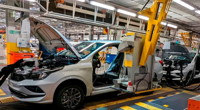 La producción automotriz cayó 16% en julio, pero las exportaciones sostuvieron la actividad