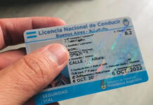 Hacía acrobacias con la moto en plena calle y la subía a las redes: le suspendieron la licencia hasta 2099