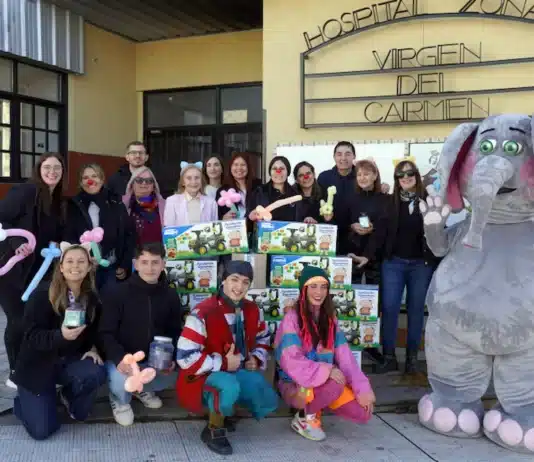 En Zárate la empresa Mercedes-Benz llevó por el Día del niño juguetes al Hospital Virgen del Carmen