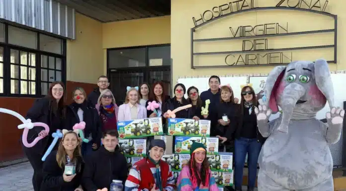 En Zárate la empresa Mercedes-Benz llevó por el Día del niño juguetes al Hospital Virgen del Carmen