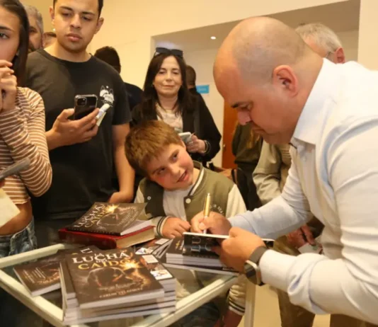 “La Lucha del Caído”: Carlos Velázquez presentó en Zárate su historia de lucha contra la ludopatía, acompañado por su familia y su fe
