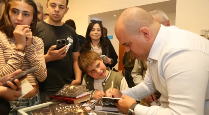 “La Lucha del Caído”: Carlos Velazquez presentó en Zárate su historia de lucha contra la ludopatía, acompañado por su familia y su fe