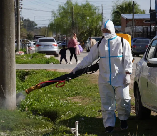 En Zárate refuerzan la prevención del dengue con limpieza de zanjones en Villa Angus