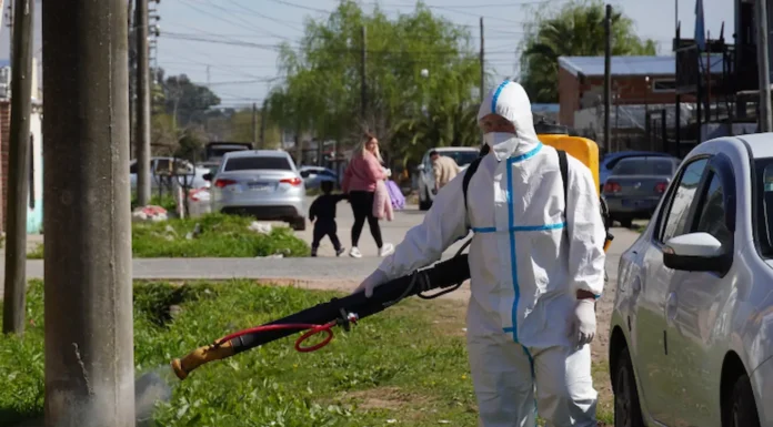 En Zárate refuerzan la prevención del dengue con limpieza de zanjones en Villa Angus