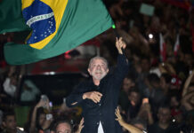 Lula da Silva ganó un histórico balotaje a Flávio Bolsonaro y asumirá un cuarto mandato en Brasil