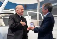 Fabricadas en Zárate: Toyota presentó uno de los Papamóviles que acompañarán a León XIV en su próxima visita al país