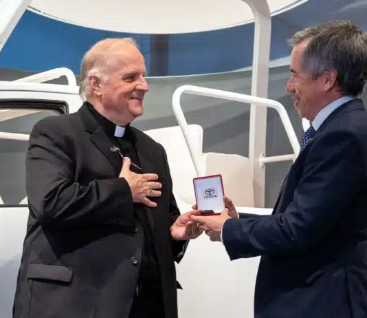 Fabricadas en Zárate: Toyota presentó uno de los Papamóviles que acompañarán a León XIV en su próxima visita al país